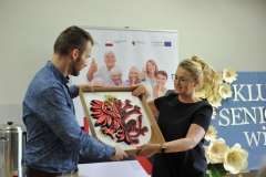 12.-Pani-Marszałek-przekazuje-prezent-Kierownikowi-Klubu