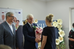 7.-Burmistrz-Miasta-i-Gminy-Skępe-wręcza-kwiaty-podziękowanie-dla-Pani-Marszałek
